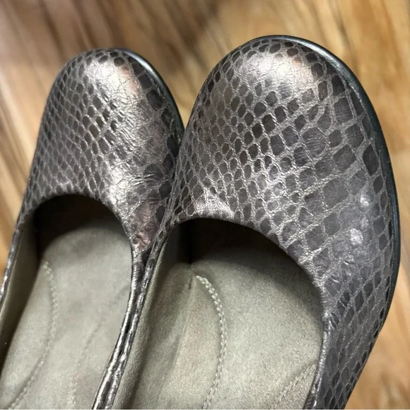 Aerosoles Heelrest Snakeskin Patterned Heels - Picture 6 of 9